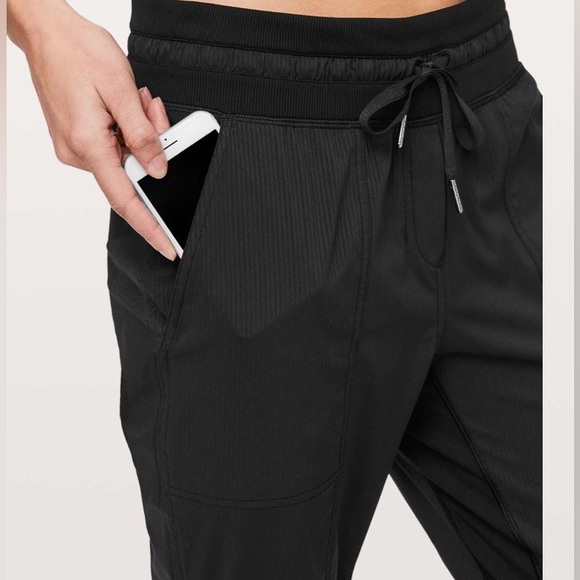 Lululemon Dance Studio Crop *25, size 8, black, adjust hem to customize fit

#93 - Picture 5 of 10